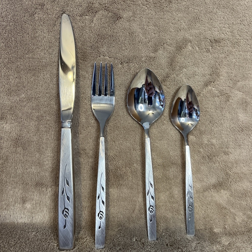 Vintage Flatware Oneidacraft Deluxe Stainless Capistrano Roses 4 Pieces‎